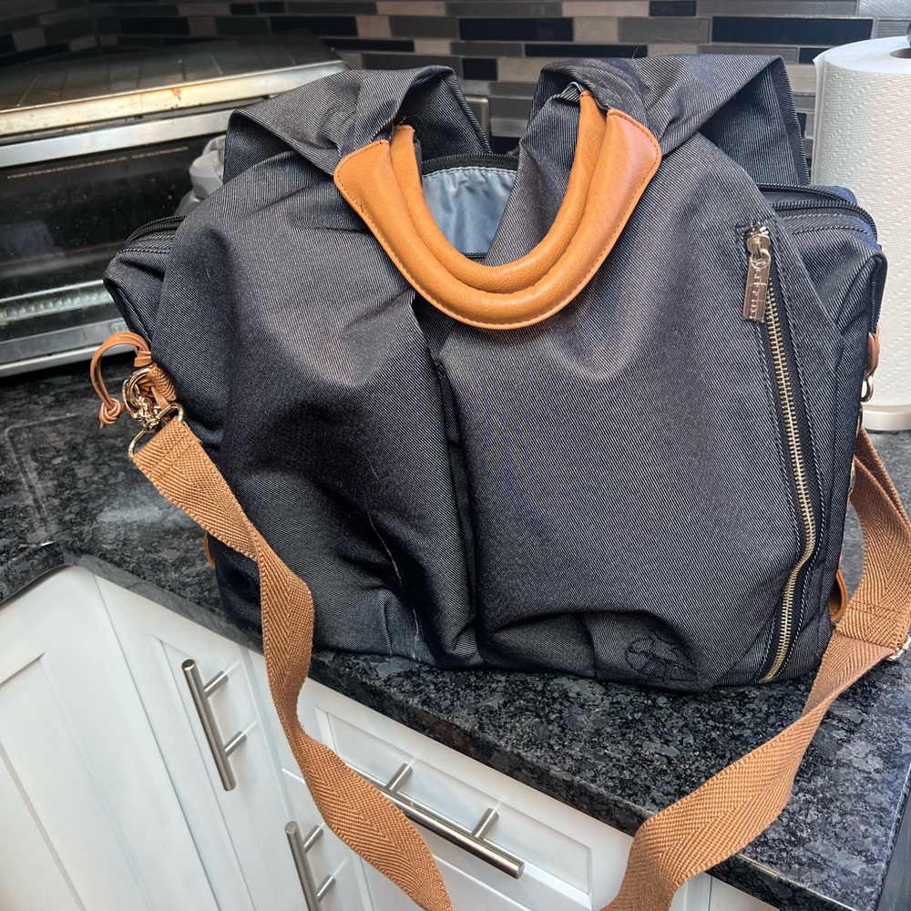 Laessig diaper bag from ModMama. Barely ever used, pristine condition